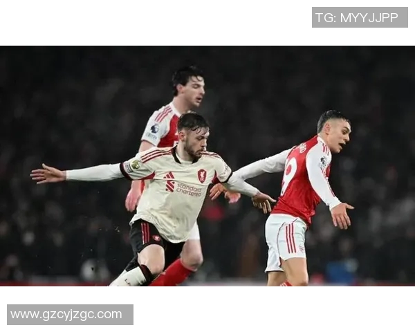 曼城与利物浦激战正酣比分悬念迭起引发球迷热议