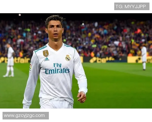 欧冠赛场惊现球迷疯狂一幕C罗球衣被抢引发热议 欧冠赛场惊现球迷疯狂一幕C罗球衣被抢引发热议